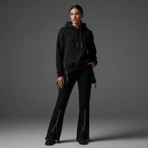 Ensemble deux pièces streetwear femme en coton noir mat personnalisé : sweat à capuche zippé avec fentes latérales et pantalon de survêtement court à ourlet fendu aux chevilles - Product Image 1