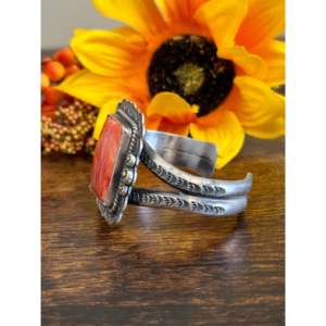 Bracelet manchette en argent sterling fait main Navajo avec motif d'huître épineuse - Product Image 4