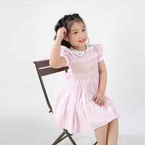 Vêtements pour enfants, robe pour bébé fille, robes smockées en gros, robe smockée blanche classique à fleurs, 100% coton, fournisseur vietnamien, achat en gros - Product Image 6