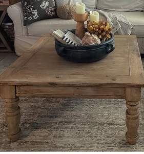 Mesa de Centro de Madera con Acabado Oscuro, Mueble de Sala de Estar con Color Intenso y Presencia Marcante para un Estilo Interior Dramático - Product Image 2