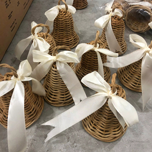 Adorno de campana de Navidad de ratán hecho a mano rústico para decoración navideña cálida - Product Image 1