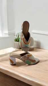 Cuir léger et respirant brodé à la main de créateur perlé pour pantoufles de femmes, fils à tisser de style glissant rembourrés - Product Image 2