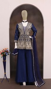 Conjunto de bordado de seda Chinon con lentejuelas y detalles de encaje en elegante palazzo y dupatta de malla. - Product Image 5
