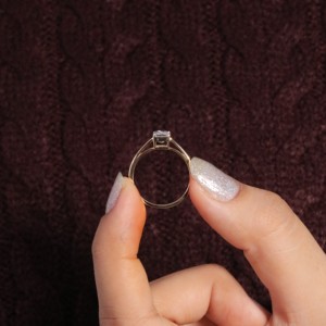 Bague de fiançailles Luster personnalisée pour femme en or massif 14 carats avec moissanite 1 carat D VVS2 certifiée IGI et sertissage à griffes - Product Image 4