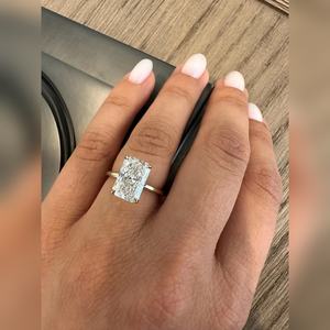 Achat en gros de bague en diamant de laboratoire taille radiant de 4,00 carats, VVS1 VVS2, certifiée IGI, fournisseur de fiançailles, prix d'usine, livraison mondiale - Product Image 1