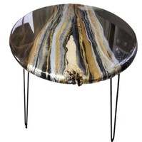 Table basse moderne avec structure en métal et bois et design triangulaire en bois, mobilier écologique pour la maison