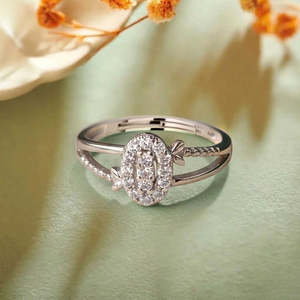 Anillo Geométrico de Platino con Baño de Rodio para Hombre, con Diseño de Diamante de Corte Ovalado, para Compromiso o Promesa - Product Image 1