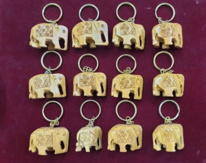 Porte-clés éléphant en bois fabriqués à la main Souvenir traditionnel indien Cadeaux Diwali d'entreprise Porte-clés décoratifs ethniques Lot de 12 - Product Image 3