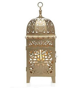 Linterna de metal de diseño marroquí de latón AK con gancho redondo superior en linterna estándar con acabado dorado para decoración Diwali/Decoración de Hotel - Product Image 1