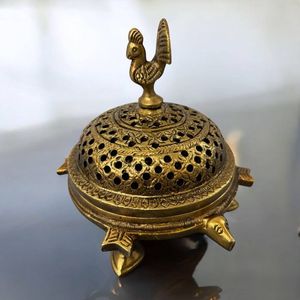 Porte-encens en laiton avec des détails élégants et une structure durable adaptée aux cérémonies de puja quotidiennes ou aux arrangements de la salle du temple - Product Image 2