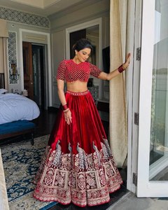 MAGNIFIQUE LEHENGA CHOLI AVEC DUPATTA AVEC SEQUENCE DE CORDON OEUVRE BRODÉE - Product Image 1