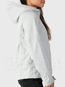 Vestes Softshell avec logo imprimé personnalisé pour femmes avec décoration de boutons Vêtements à capuche d'hiver fabriqués au Pakistan - Product Image 5