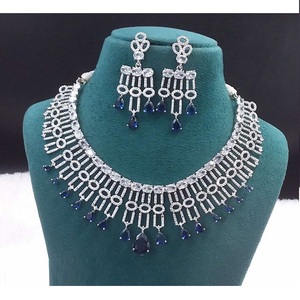 Conjunto de joyería AD de diseñador, collar y pendientes de diamantes americanos Premium en elegante acabado dorado, disponible a granel - Product Image 1