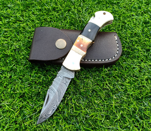 Couteau de poche pliant fait main en acier damas Rasoir-Bord pointu Qualité de qualité Porter au quotidien Couteau de camping Personnalisation OEM - Product Image 1