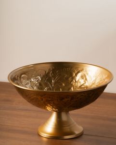 Bol de service exquis en laiton poli doré avec sculpture florale idéal pour les buffets de luxe ou les tables à manger traditionnelles - Product Image 3