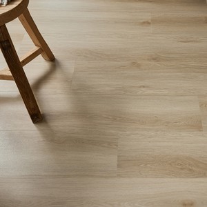 ไม้กระดานไวนิล SPC ที่ปรับแต่งได้พื้นแกนแข็งดูดซับเสียงเป็นมิตรกับสิ่งแวดล้อมลายไม้เรียบสำหรับพื้นระเบียงกลางแจ้งหลากหลาย - Product Image 3