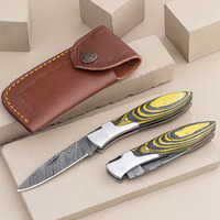 Couteau de poche pliant en acier Damas avec manche en bois, travail décoratif sur la lame, prise ergonomique, pour le camping