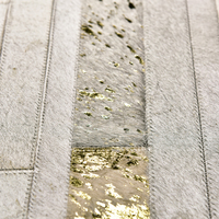 Umweltfreundliche Kuhfell-Teppiche Handgefertigt Geometrisches Muster Natürliche Rückseite Moderner Stil Flacher Flor Weiche Textur Haustierfreundlich Rutschfest