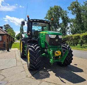 รถแทรคเตอร์ John Deere สำหรับการทำฟาร์มที่น่าเชื่อถือสำหรับทุกงานเกษตรตอนนี้ - Product Image 2