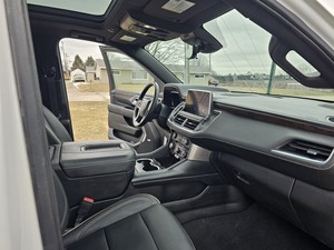 OFFRE EXCEPTIONNELLE 2023 CHEVROLET SUBURBAN PREMIERE 4X4 TOIT OUVRANT CAMÉRA DE RECUL NAVIGATION DVD DANS TOUTES LES TÊTES DESièges REMPLISSES DE DVD V8 CYLINDRES - Product Image 5