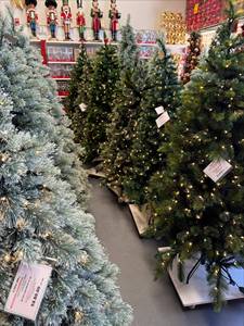Árbol de Navidad Artificial Grande de Pino de 6 pies, Realista, Verde, con Base Metálica para Decoración Interior del Hogar - Product Image 2