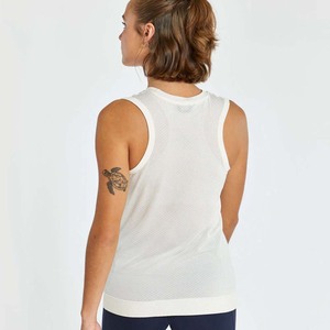 Camiseta sin mangas acanalada básica de algodón 100% ligera para mujer - Product Image 2