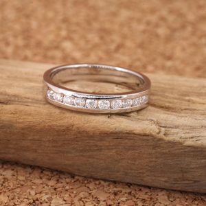 Bague exclusive en diamant cultivé en laboratoire en or 18 carats ronde taille brillante Solitaire E Color VVS2 Clarity Premium Bijoux de fiançailles - Product Image 1