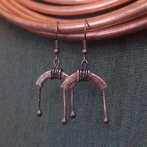 Atractivos pendientes de cobre hechos a mano con patrones de arte tribal con detalles oxidados y atractivo tradicional indio - Product Image 3