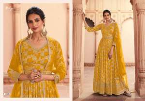 Ensemble de costume en velours pakistanais traditionnel avec travail lourd de zari, collection d'hiver, design élégant, coupe confortable, couleurs attrayantes - Product Image 5