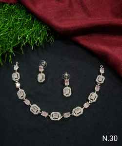 ENSEMBLE DE COLLIER DE MARIÉE EN DIAMANT AMÉRICAIN ET BOUCLES D'OREILLES CLASSIQUES ET DE HAUTE QUALITÉ ENSEMBLE DE BIJOUX DE MARIAGE POUR FEMMES DE STYLE CLASSIQUE - Product Image 5