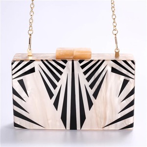 Bolso de Mano de Resina Hecho a Mano de Lujo Moderno con Personalización - Nuevo Juego de Regalo de Boda de la India para Uso en el Hogar y Fiestas - Product Image 3