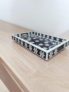 Plateau de service indien carré en bois fait à la main avec incrustation d'os Exportation de qualité pour la maison et le mariage Matériau acrylique par l'artisanat en croissant - Product Image 2