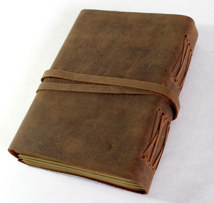 Le charme rustique avec des cordes décoratives en cuir cousues sur la colonne vertébrale ajoute de la magie antique à ce joli journal vintage - Product Image 4