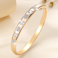 Bracelet manchette de luxe en zircon carré Resoul Flower plaqué or 18 carats pour femme, idéal pour le quotidien et les soirées