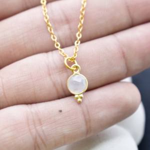Collier avec pierre de lune ronde de 6 mm sertie dans un cadre avec trois accents Rawa Collier à breloque fait à la main Cadeau de bijoux - Product Image 2