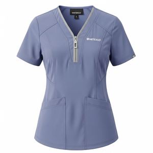 Haut de blouse médicale à col en V et fermeture éclair sur le devant, en tissu performant MITEXCO pour femmes, manches courtes, uniforme de soins de santé, tunique avec 2 poches, bleu - Product Image 1