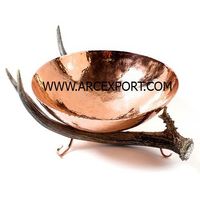 Mangkuk kaca buah dengan logam hitam dilapisi bubuk desainer berdiri di rumah dan pernikahan meja makan makanan dan makanan penutup melayani
