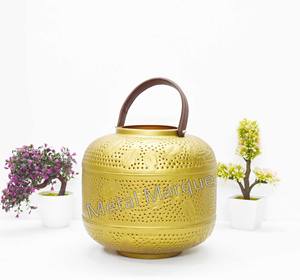 Linterna colgante perforada de alta calidad de oro antiguo de latón, linterna elegante de calidad superior, portavelas votivo - Product Image 1