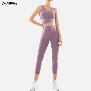 Conjunto de yoga diseñado para entrenamiento y ejercicio con ajuste flexible y tela suave para un movimiento cómodo y uso diario. - Product Image 1