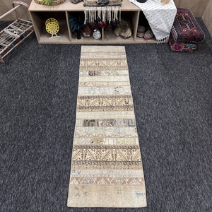 Petit tapis vintage 2,2 x 7,2 pieds, tapis turc beige patchwork - Product Image 1