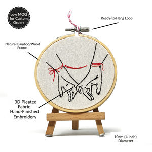 Cercle à broder artisanal « Soulmate Promise » – 10 cm en bambou et coton biologique – Art mural minimaliste « Serment du destin » avec ficelle rouge - Product Image 2