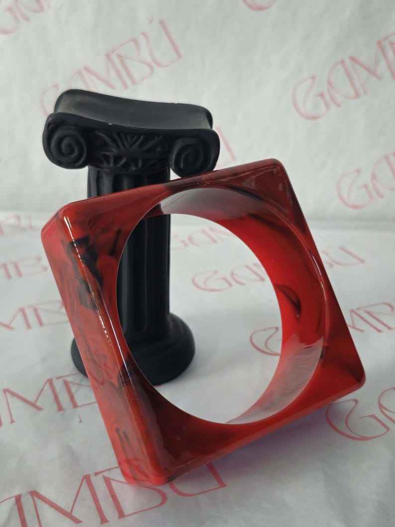 สีดำและสีเงิน