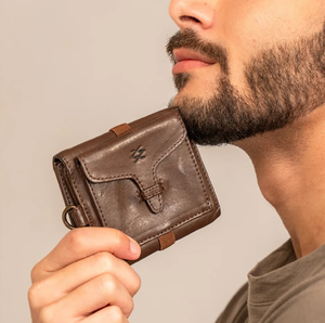 Portefeuille noir compact doté d'une fermeture à glissière sécurisée et d'une fermeture à bouton-pression. Disponible à un prix de gros. - Product Image 3