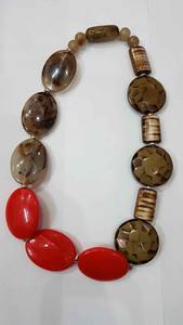 Collier de perles en résine tendance personnalisé Dernier collier en résine fabriqué à la main de meilleure qualité Beau collier de perles en résine tendance - Product Image 5