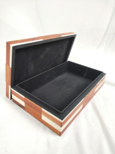 Boîte rectangulaire en bois massif fait main avec incrustations, décoration moderne pour la maison, boîte de rangement pour bijoux, artisanat de table - Product Image 5