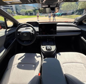 Toyota C-HR SUV Coupé 2024 d'occasion R17 Hybride Électrique Essence Options Boîte Automatique Manuelle Volant à Gauche Traction Avant Intégrale - Product Image 3