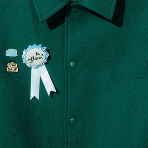 เสื้อแจ็กเก็ตขนสัตว์สีเขียวยูนิเซ็กซ์พร้อมป้ายปักลายและชายกระโปรงลายทางที่มีแผ่นไหล่สีฟ้าอ่อนและสีเบจ - Product Image 5