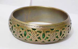 Bracelet en cuivre finition laiton antique pour femmes, design ajouré complexe avec doublure intérieure vert émeraude, large artisanat métallique - Product Image 4