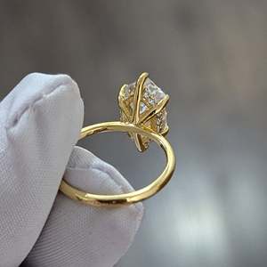 Anillo de Compromiso con Diamante de Laboratorio Hexagonal de 1.10 Quilates Certificado por IGI, Oro Ético con Halo Oculto DEF VVS - Product Image 2