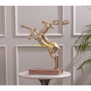Figurine de renne en aluminium doré avec base en bois Statue de cerf moderne Décoration de Noël élégante Sculpture d'accent de collection - Product Image 5